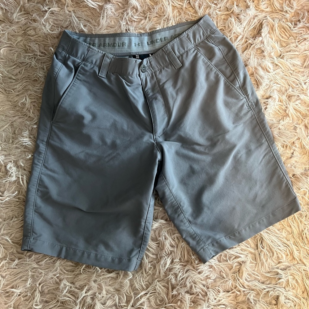 Mens Under Armour golf shorts- size 32